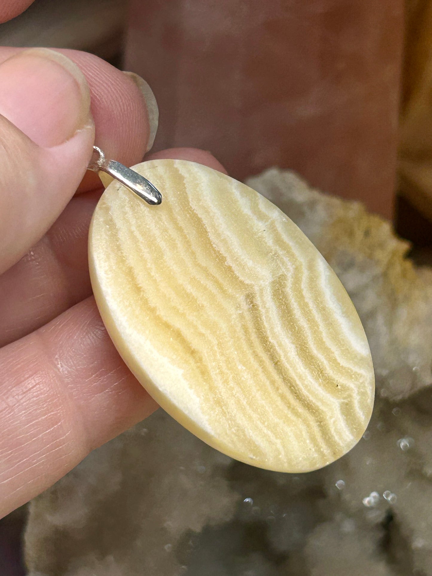 Pendentif d’aragonite jaune