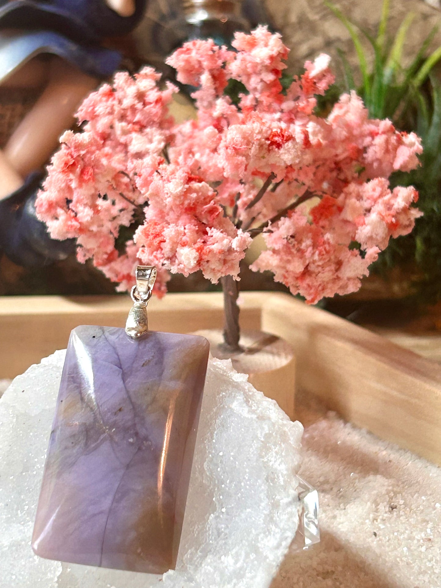 Pendentif d’opale violette