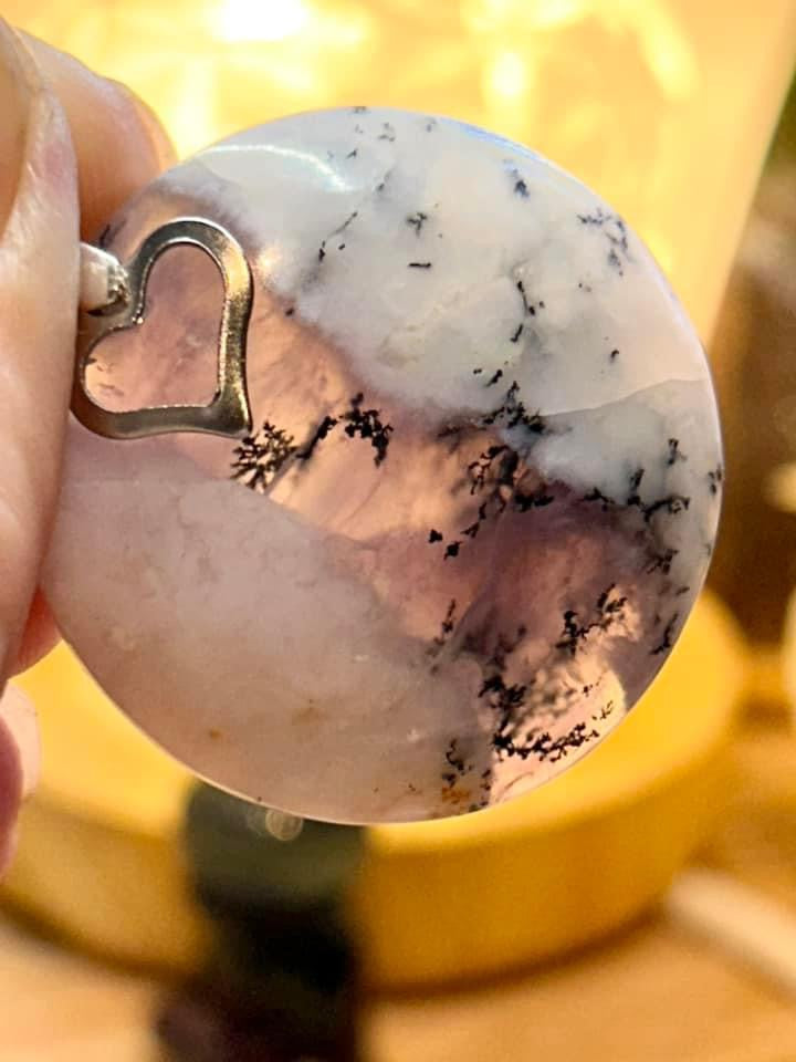 Pendentif d’opale violette