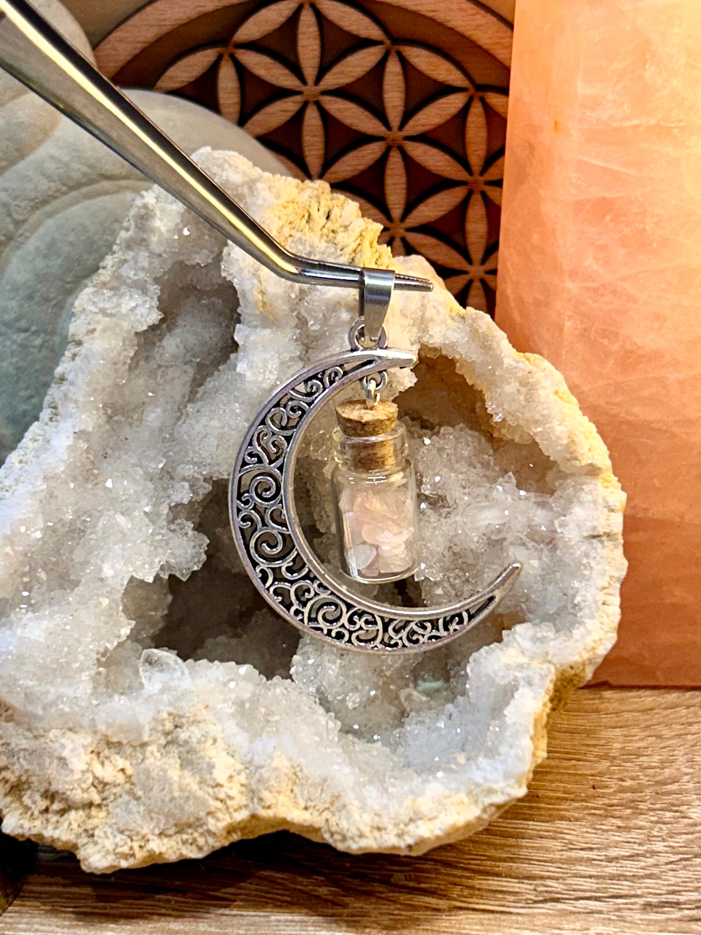 Pendentif en métal argenté et sodalite