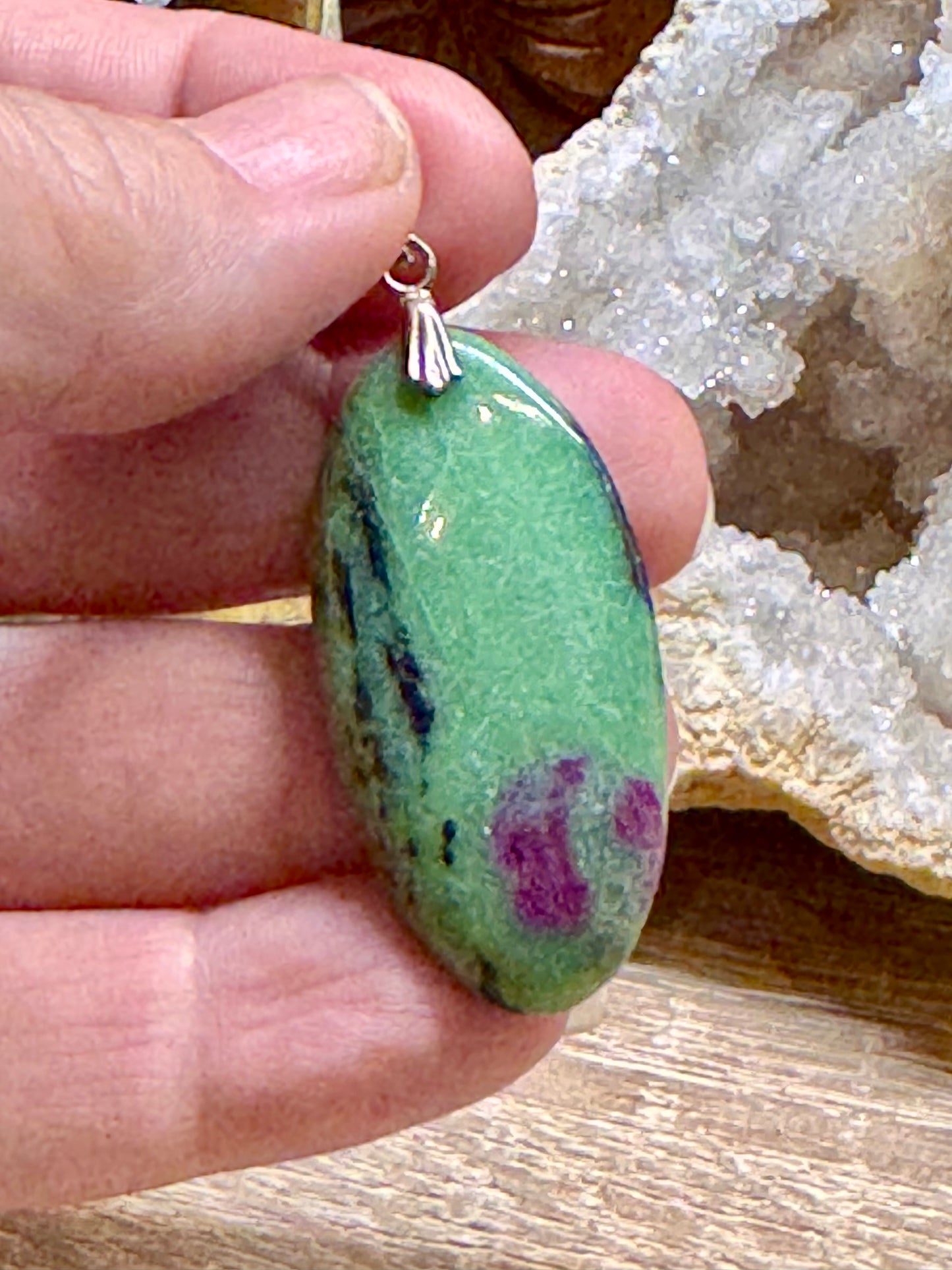Pendentif de rubis zoïsite