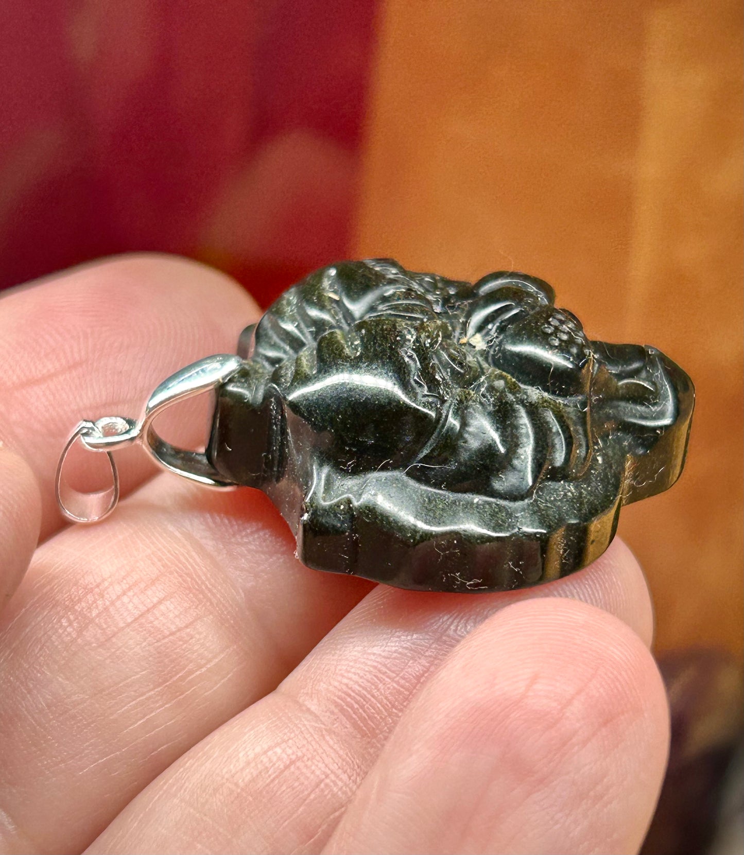 Pendentif en tête de lion en obsidienne dorée