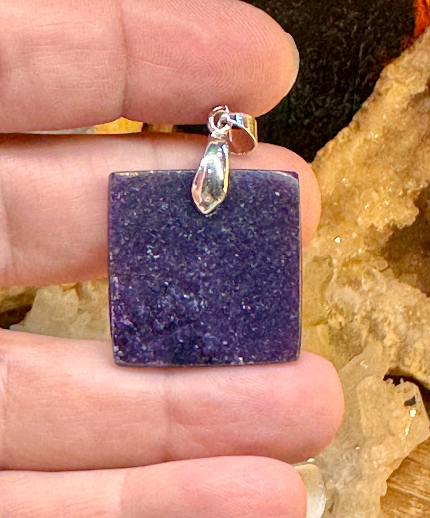 Pendentif carré de lépidolite