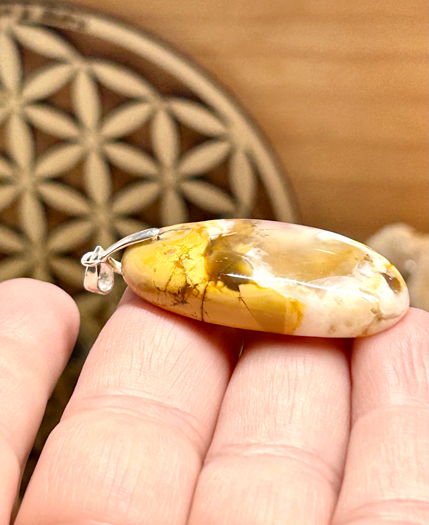 Pendentif d’opale dendrite miel