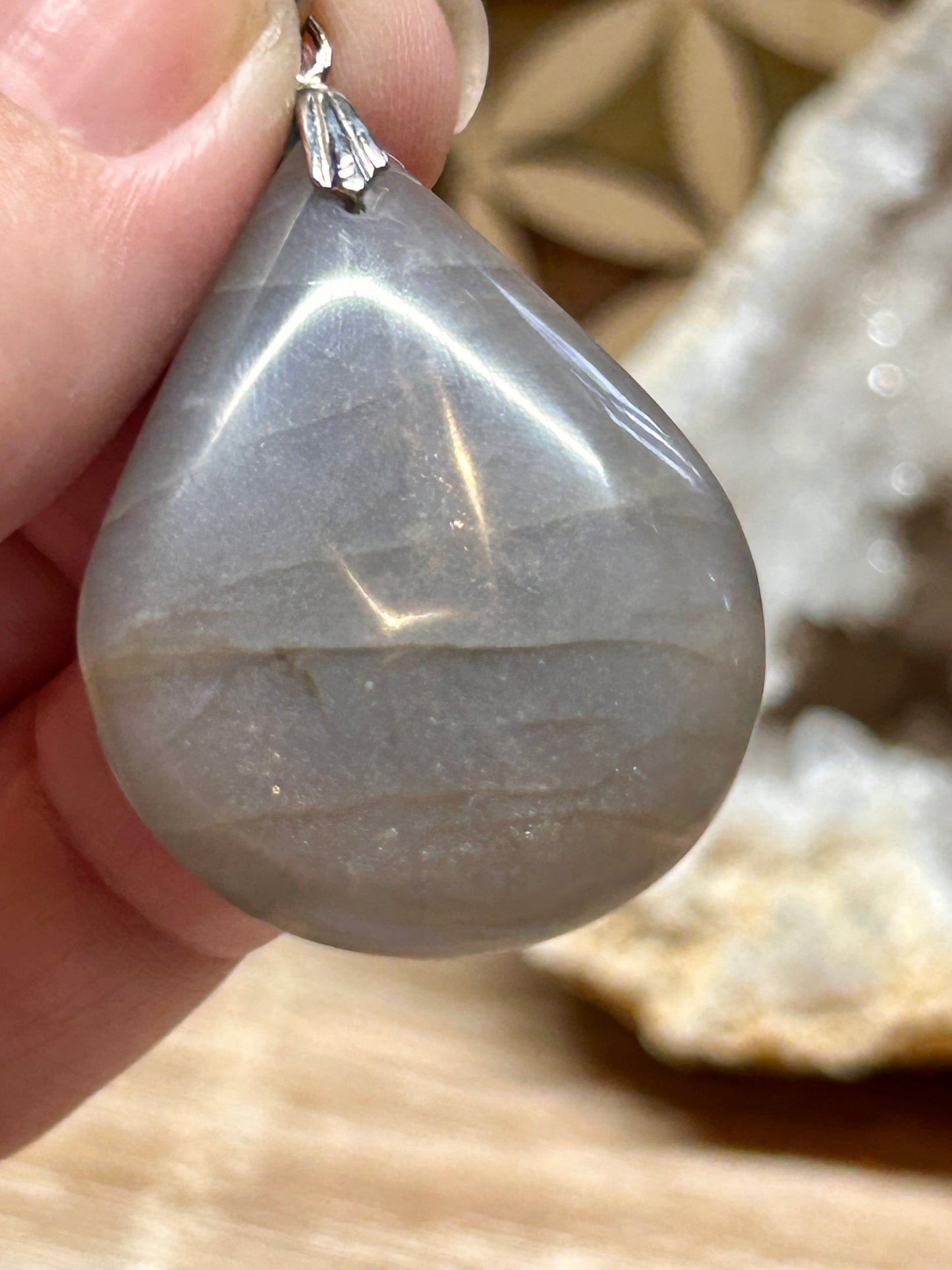Pendentif de pierre de lune grise