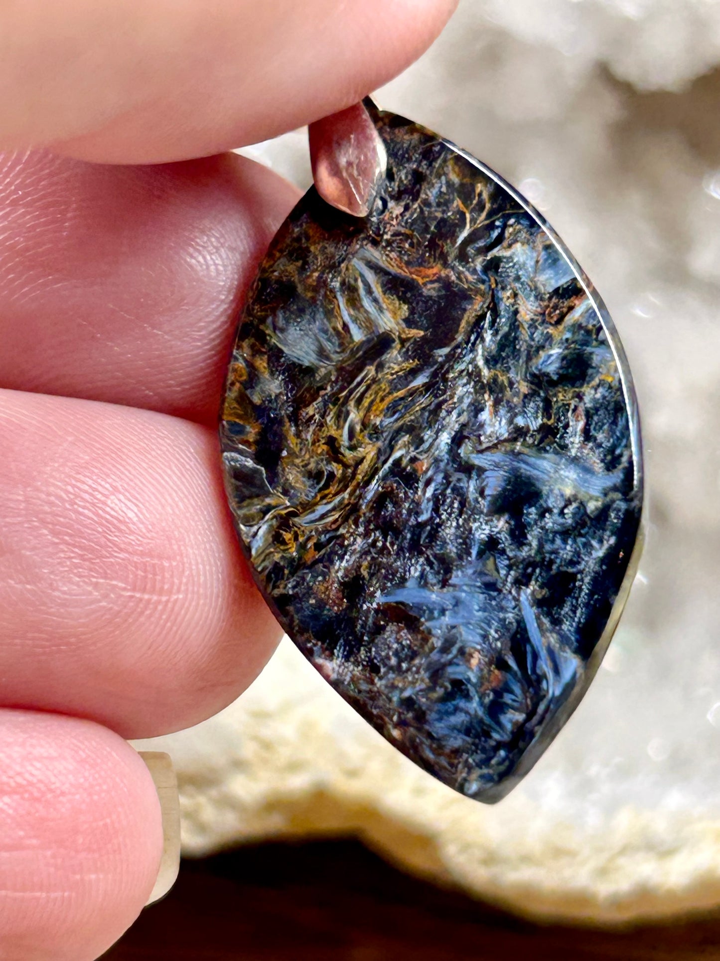 Pendentif de piétersite bleue