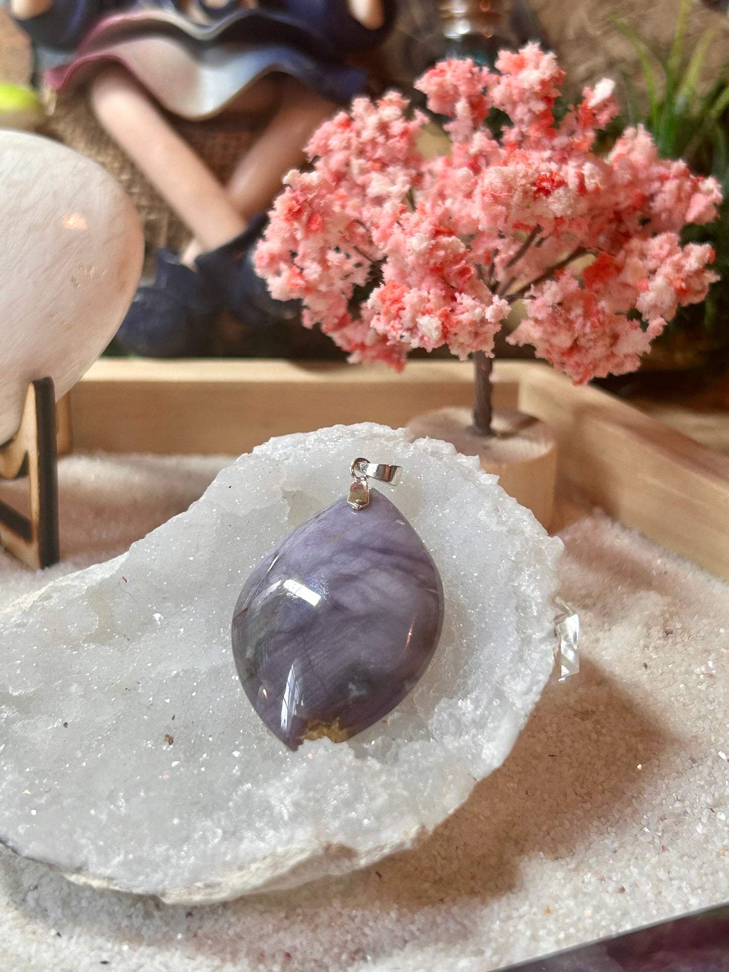 Pendentif d’opale violette