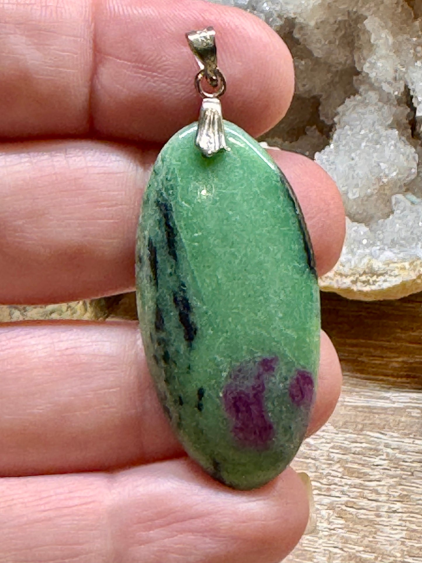 Pendentif de rubis zoïsite