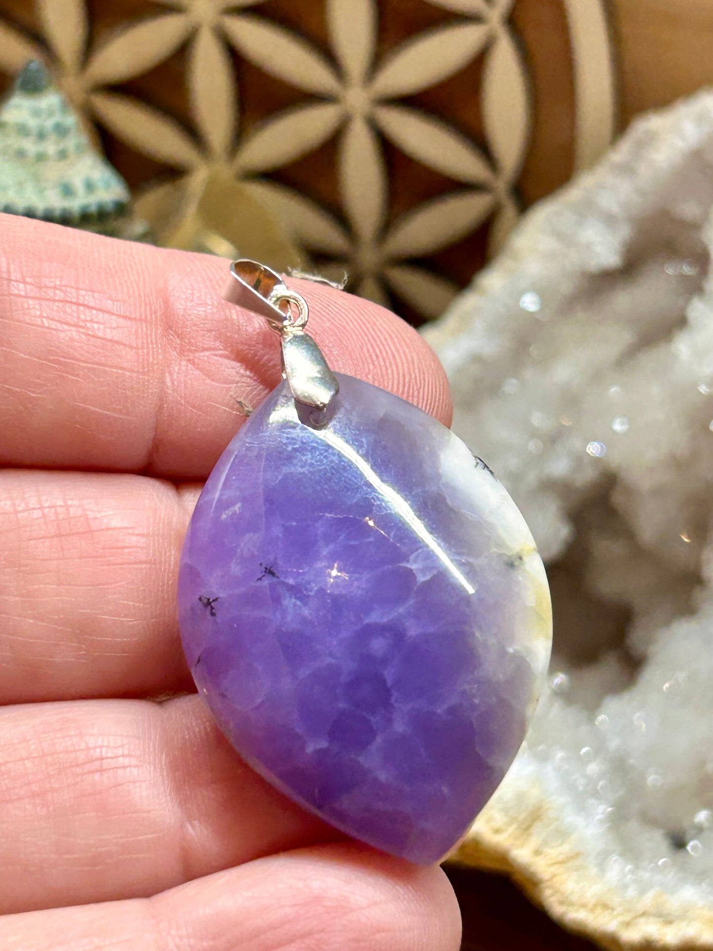 Pendentif d’opale violette