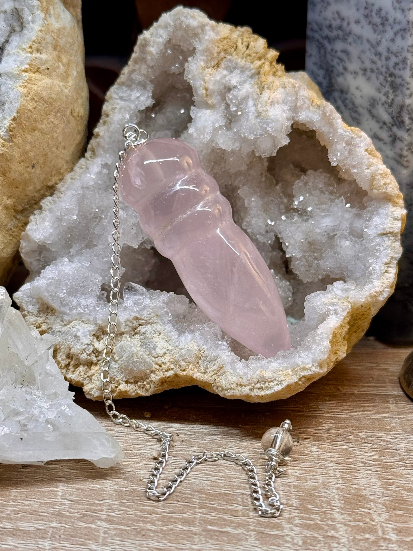 Pendule égyptien en quartz rose