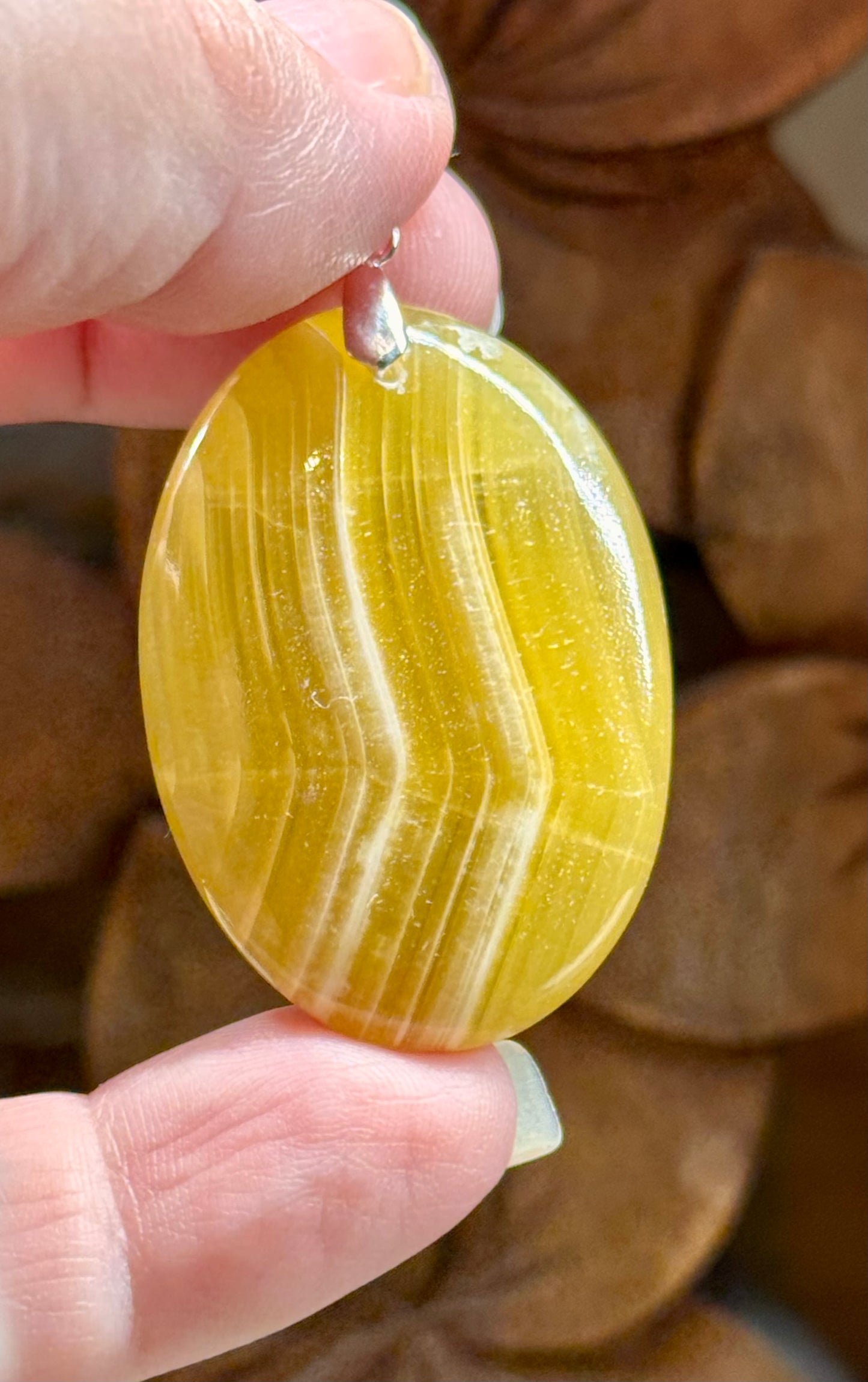 Pendentif d’aragonite jaune