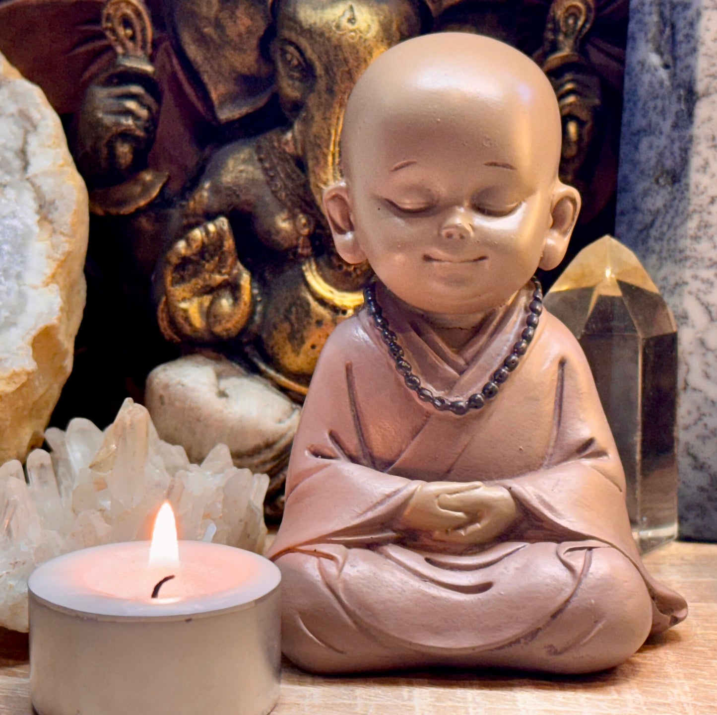 Bébé Bouddha en prière