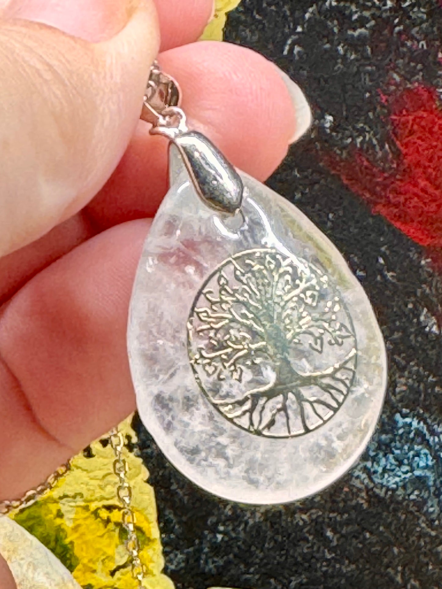 Pendentif goutte de cristal de roche avec arbre de vie plaqué