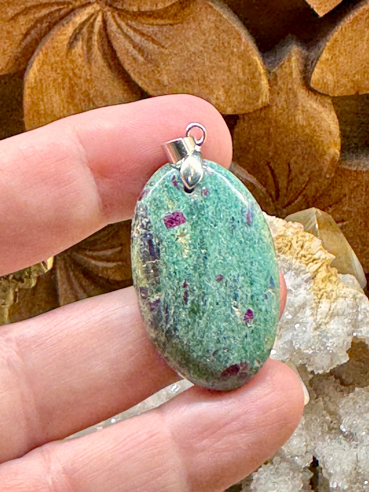Pendentif de rubis sur fuchsite