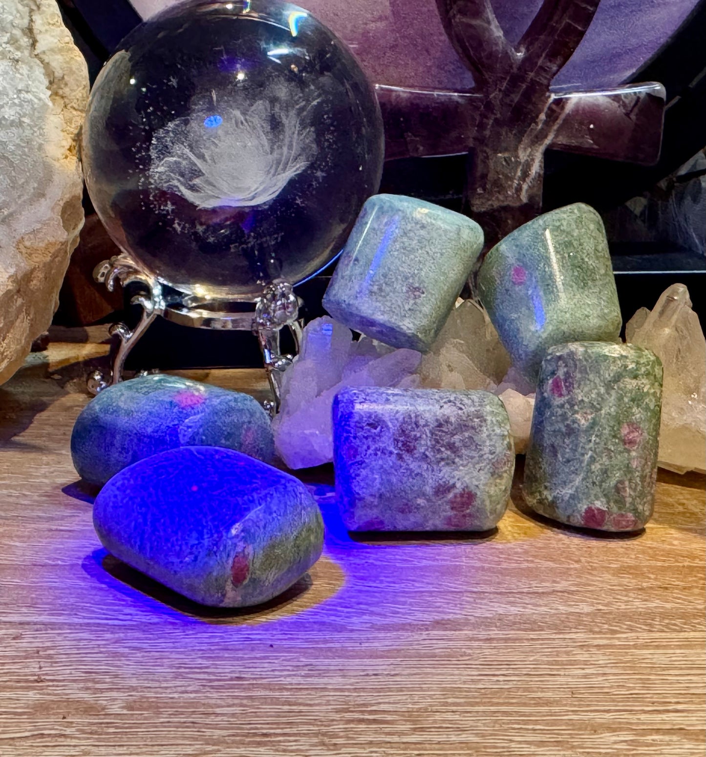 Pierres roulées de Rubis sur Fushite