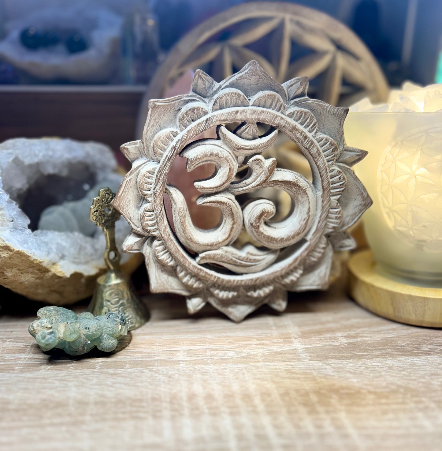 Ôm en bois blanc et fleur de lotus