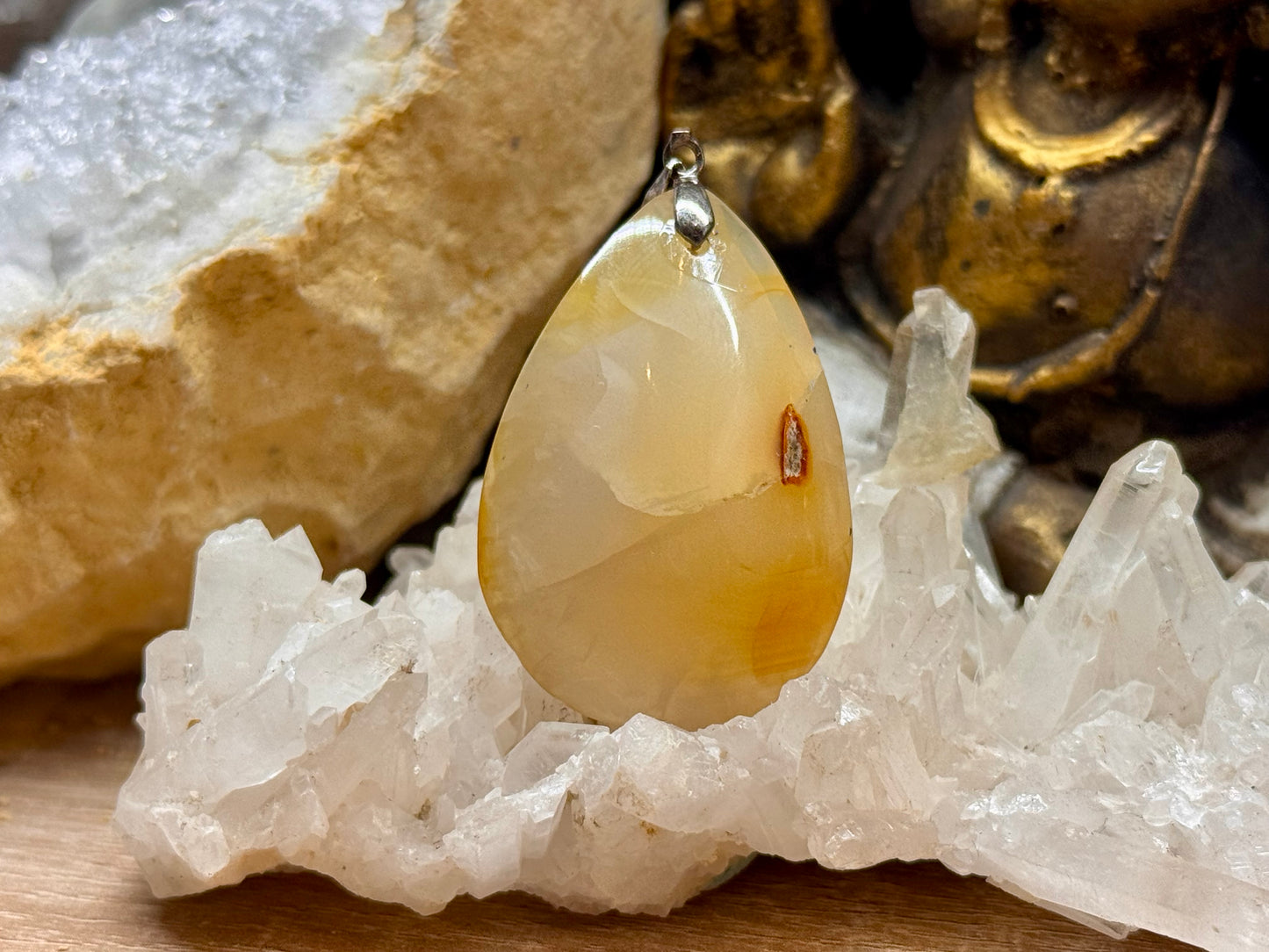 Pendentif en cornaline bombée