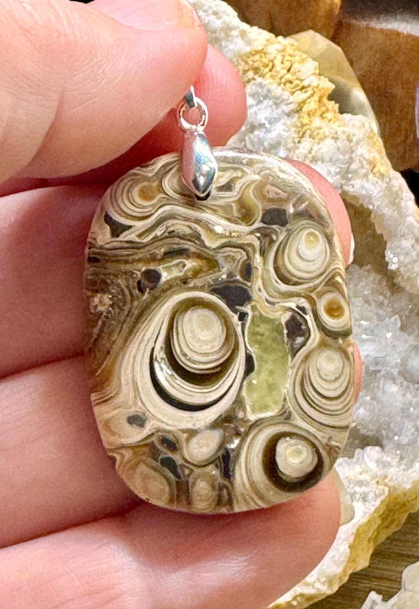 Pendentif en bois fossile