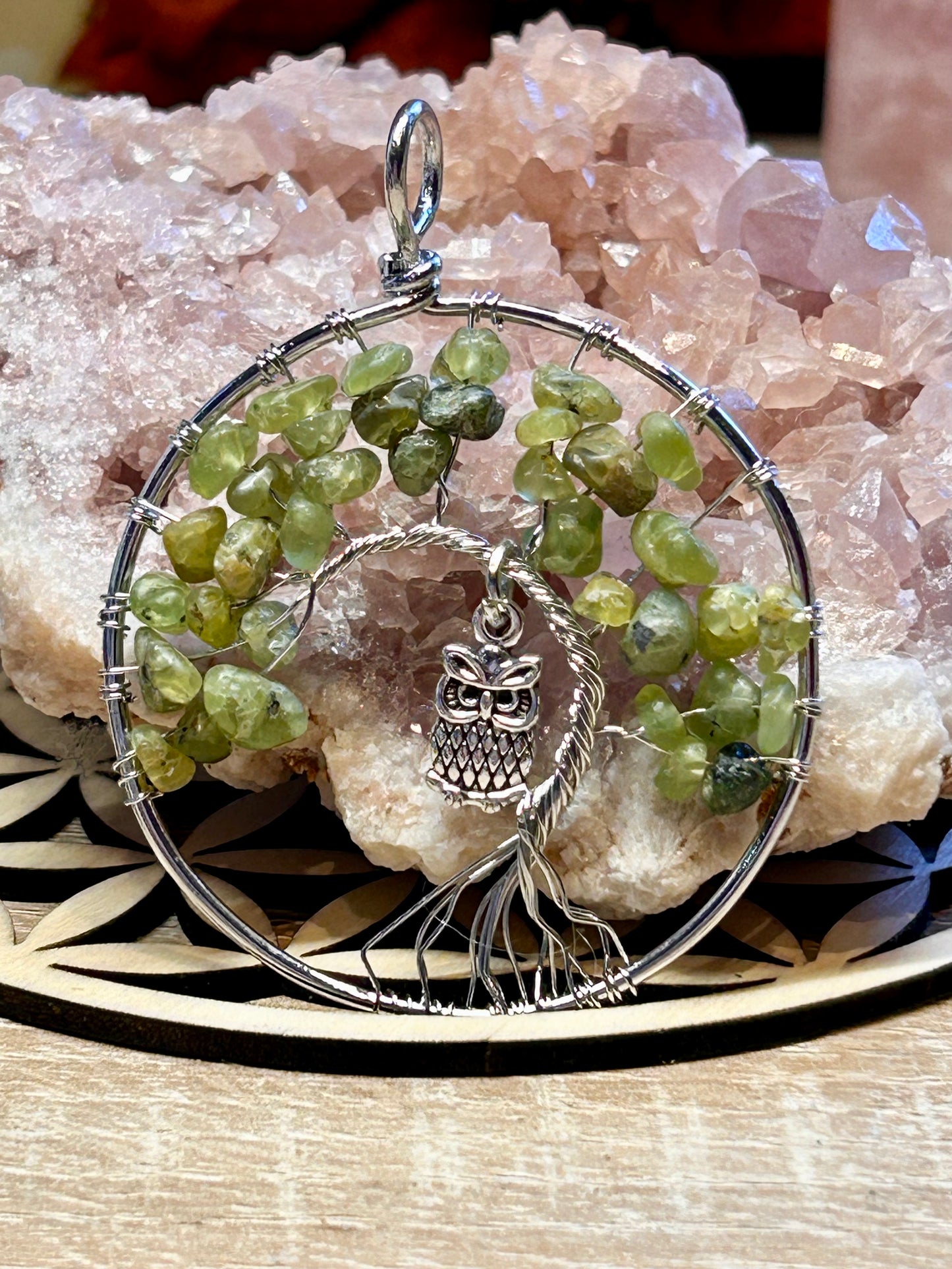 Pendentif en préhnite hibou