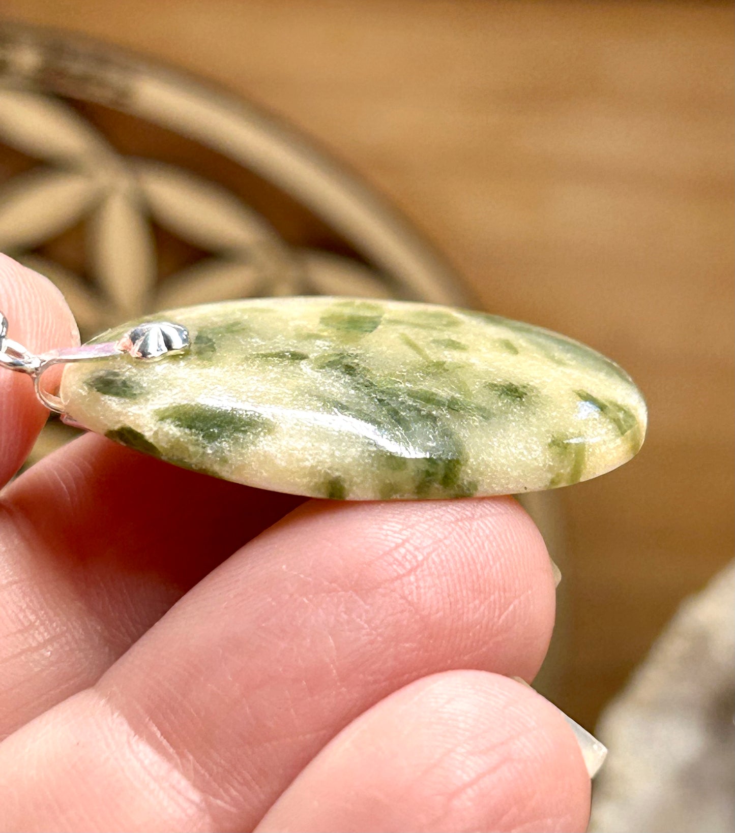 Pendentif de tourmaline verte sur quartz