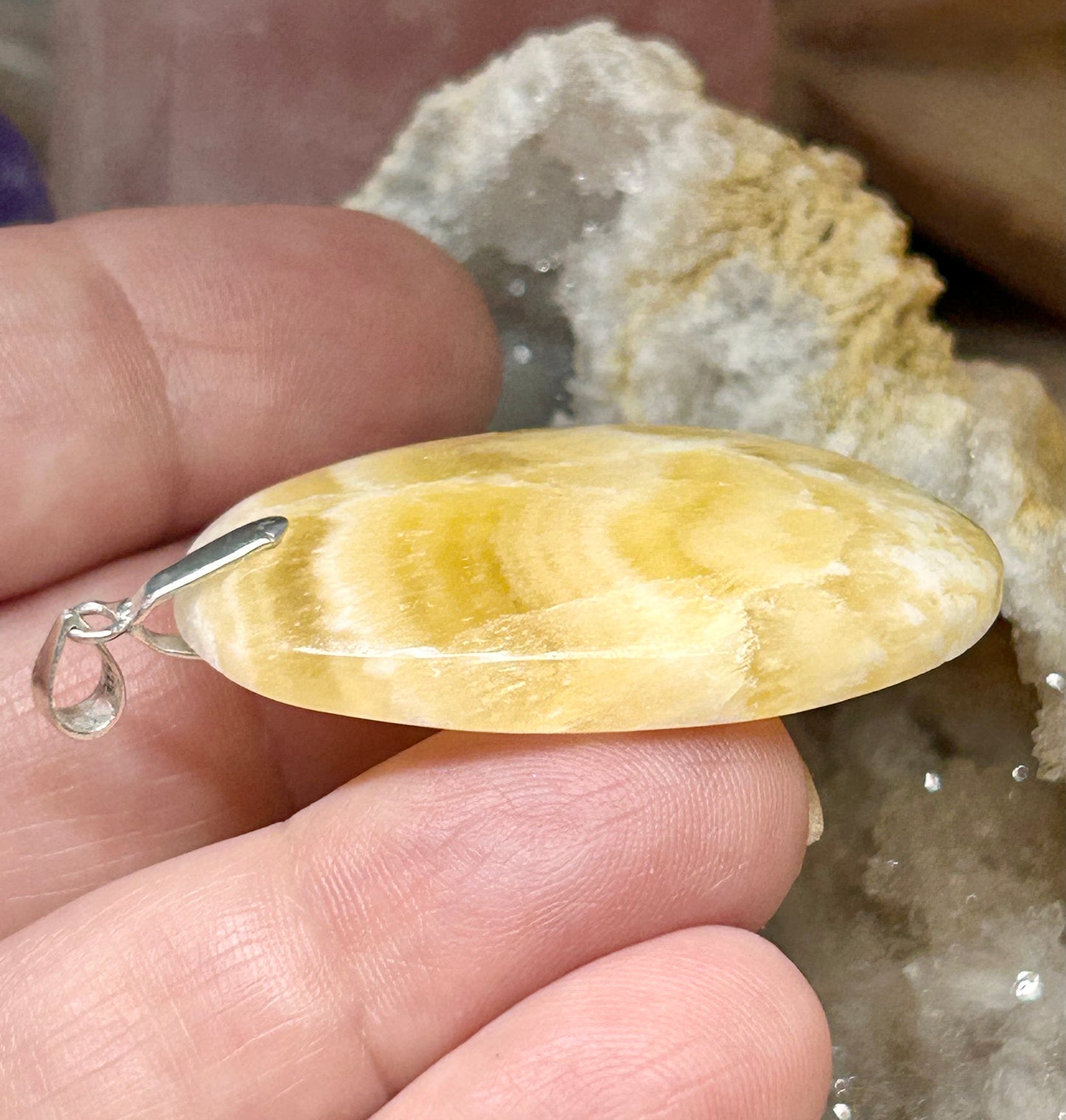 Pendentif d’aragonite jaune