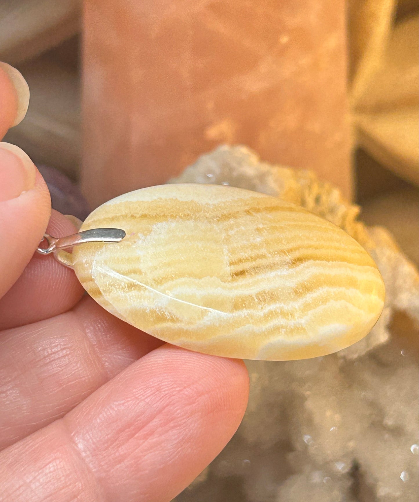 Pendentif d’aragonite jaune