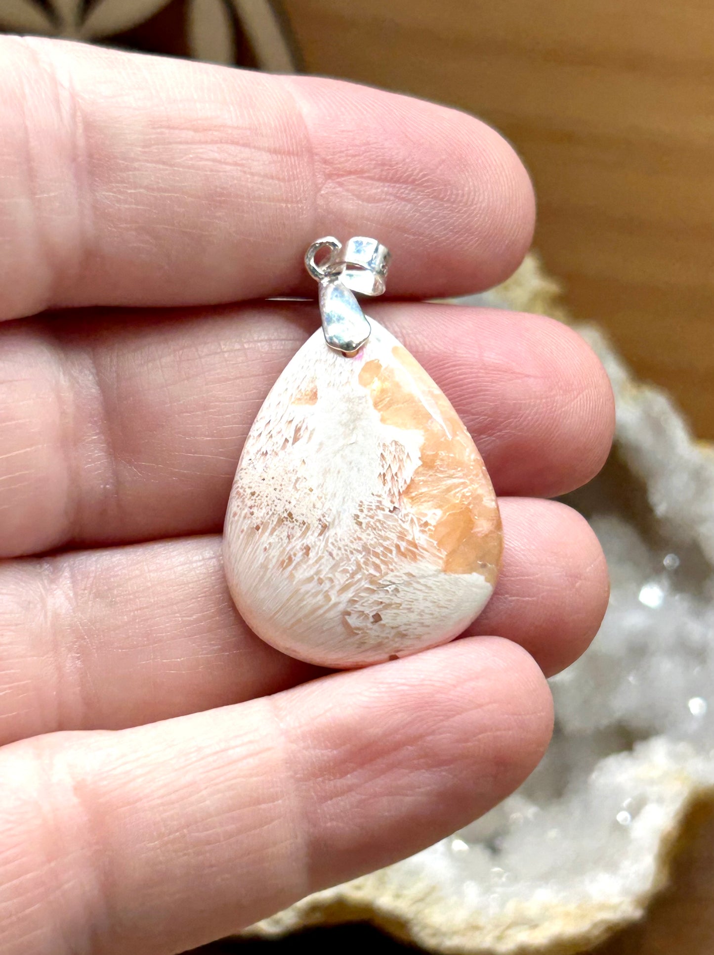 Pendentif de scolécite orangée