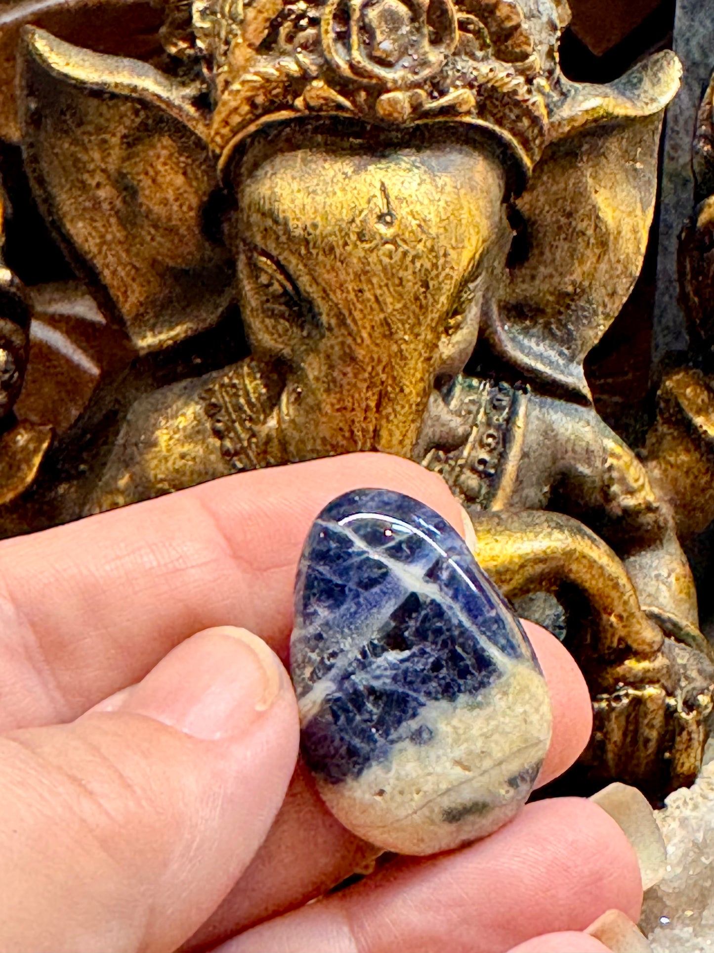 Pierre percée de Sodalite