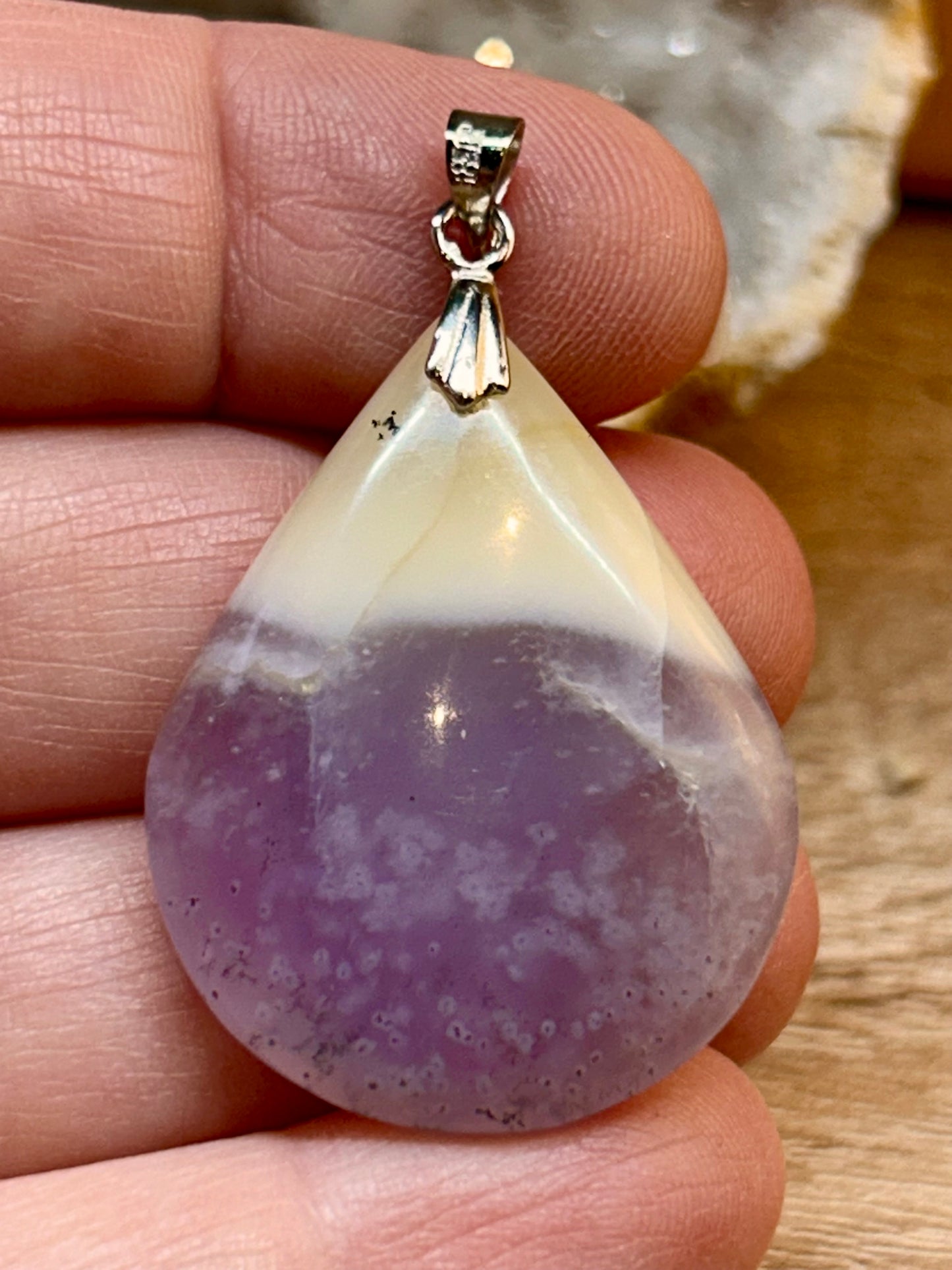Pendentif d’opale violette