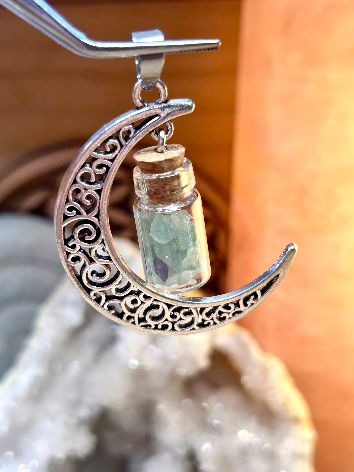 Pendentif en métal argenté et sodalite