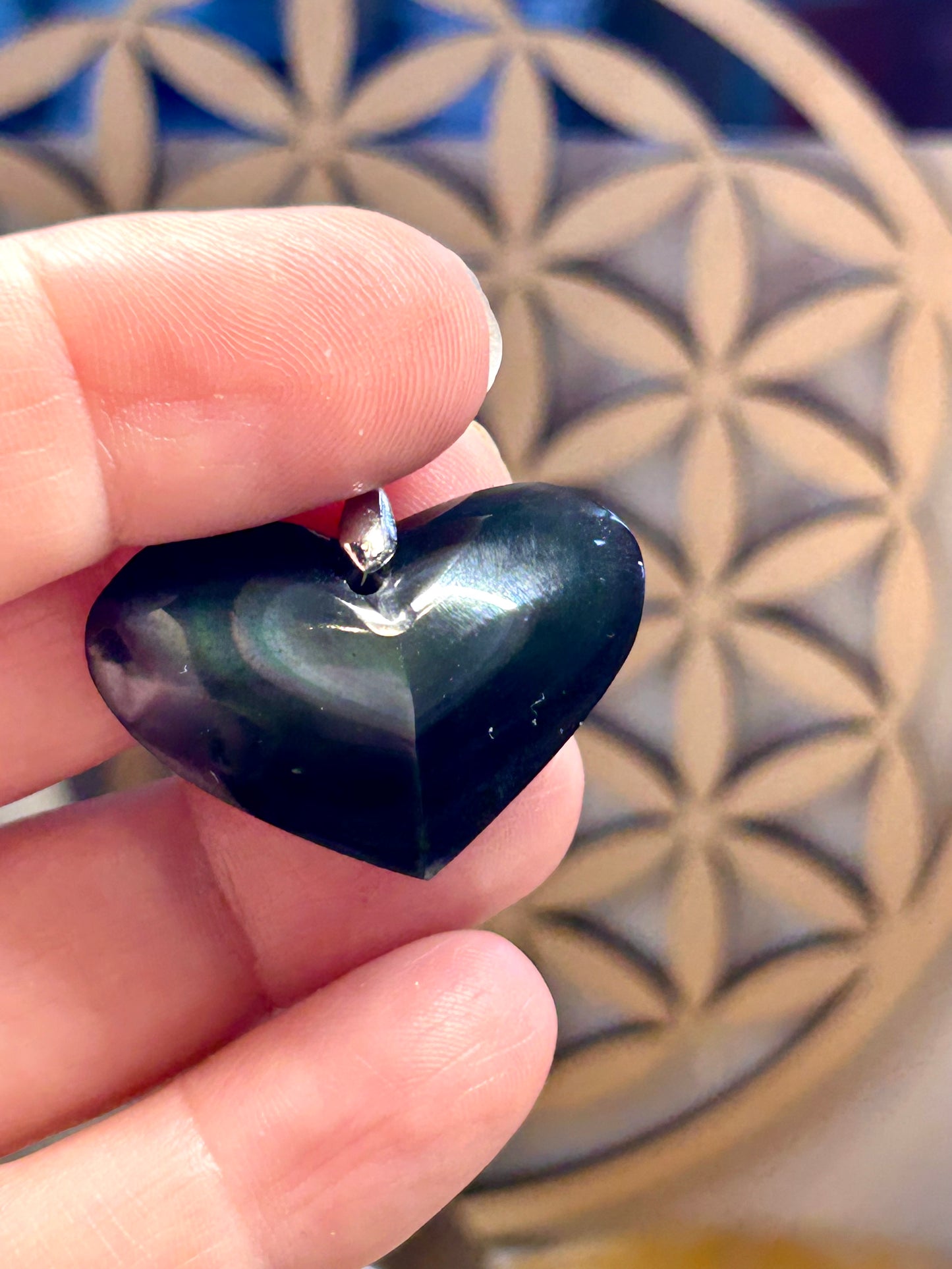 Pendentif d’obsidienne d’œil céleste en forme de cœur