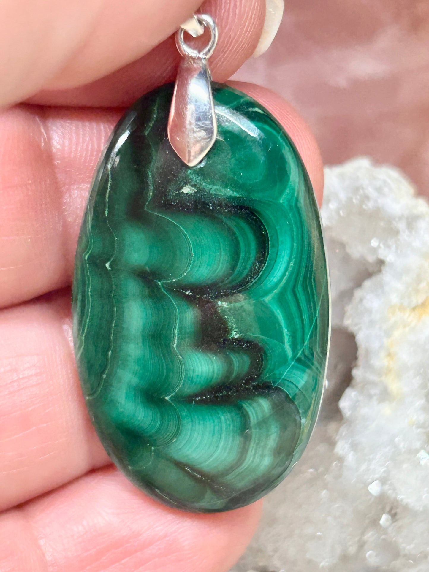 Pendentif de malachite avec bélière en argent