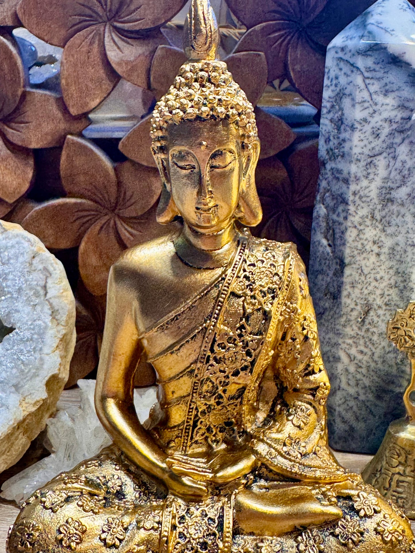 Bouddha doré en prière