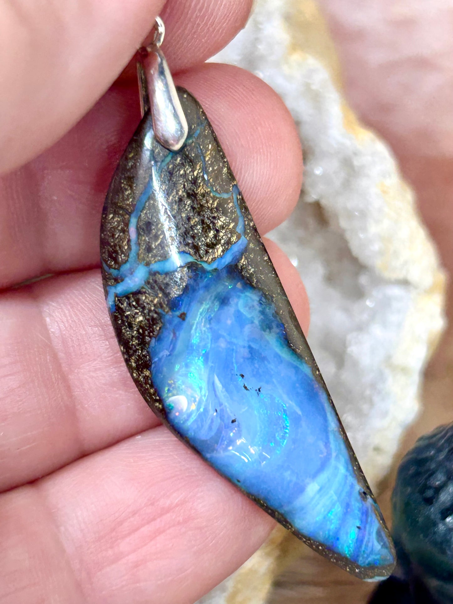 Pendentif d’opale Boulder