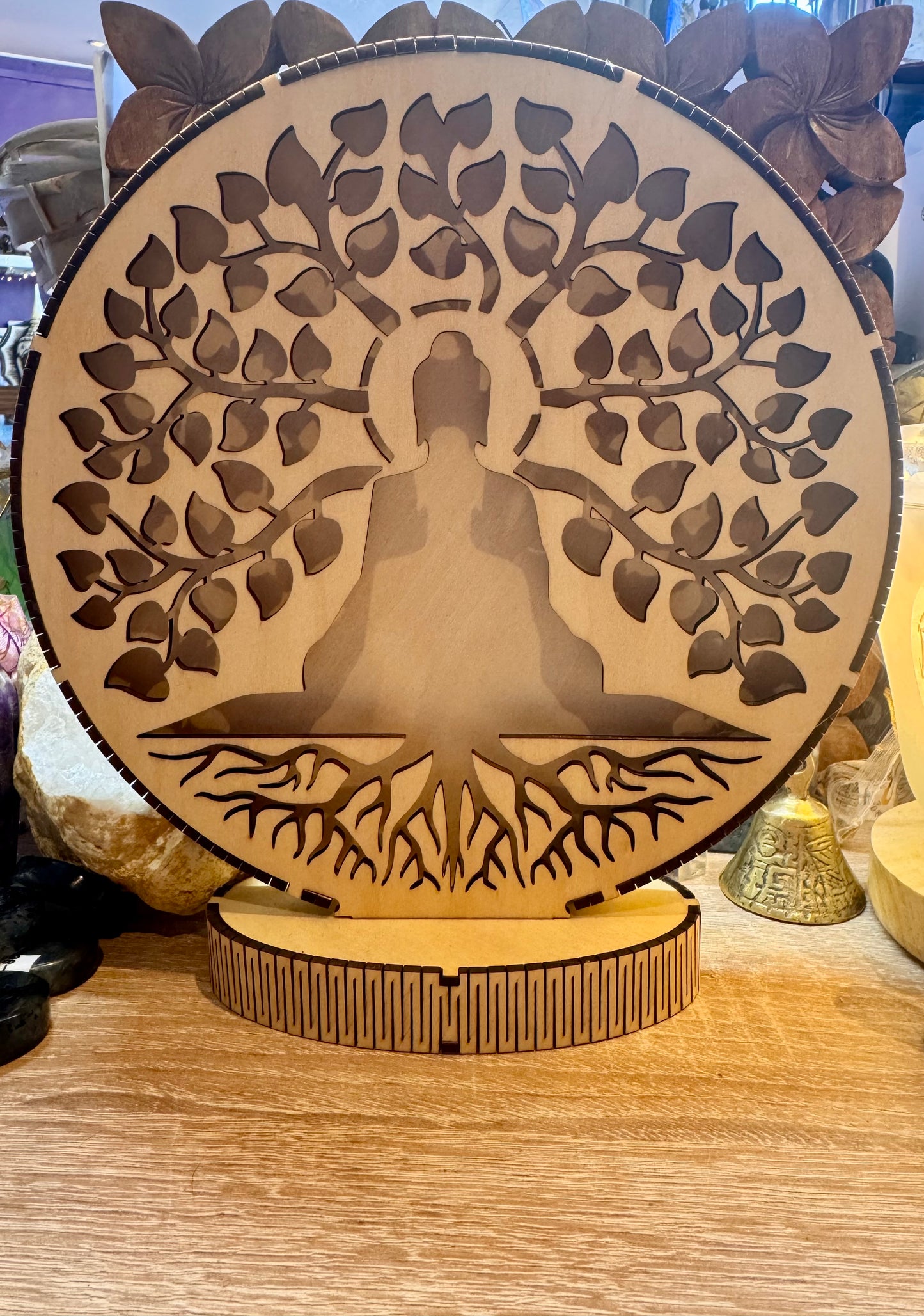 Silhouette de bouddha au pied d’un arbre