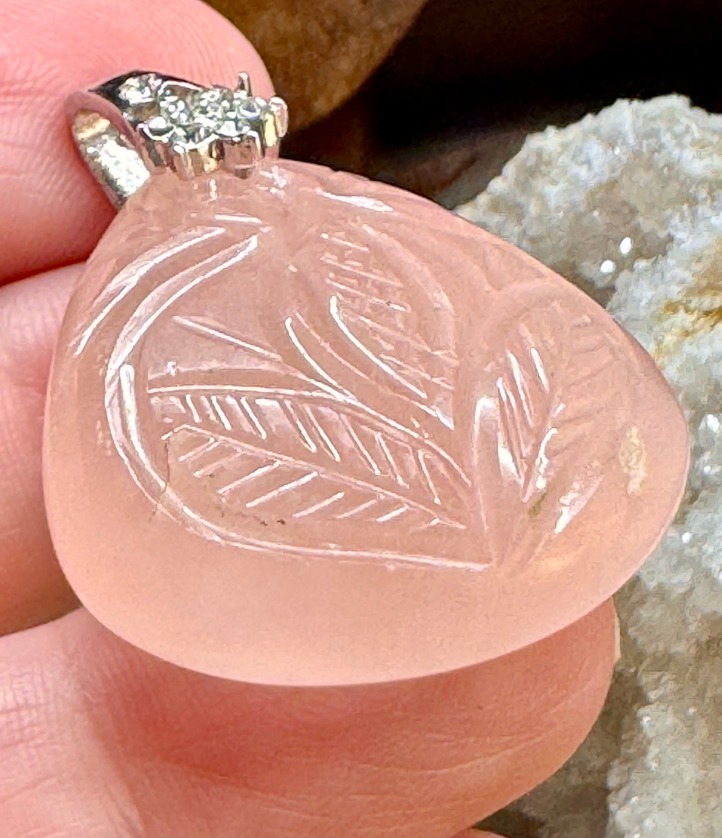 Pendentif de quartz rose gravé