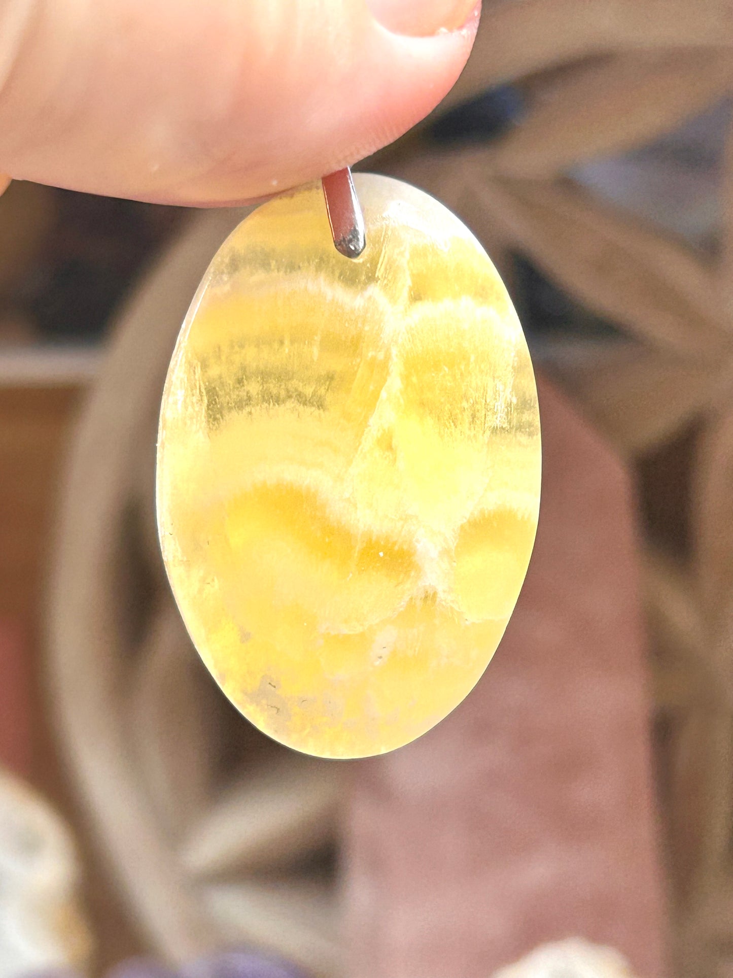 Pendentif d’aragonite jaune