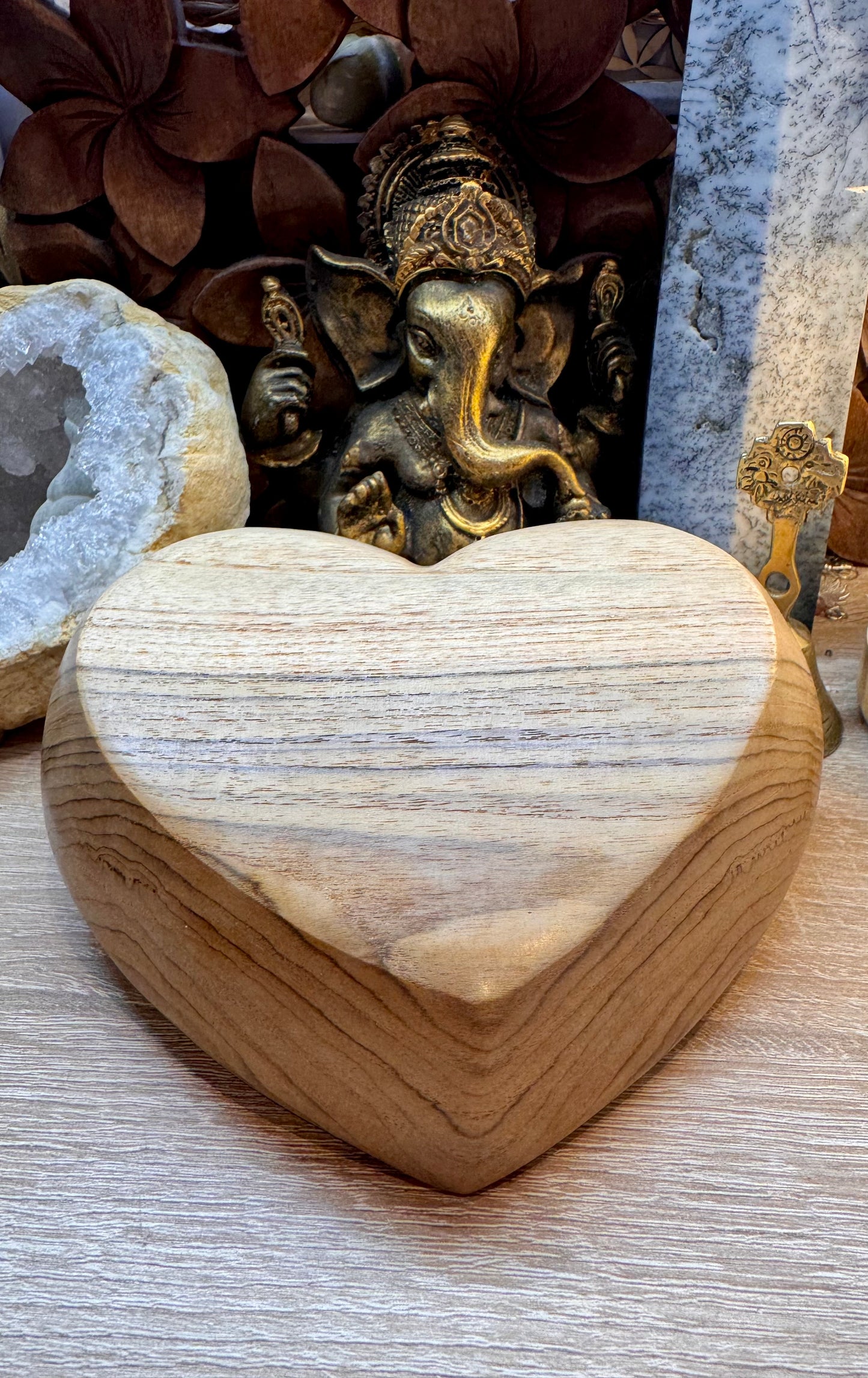 Cœur en bois indonésien et nacre