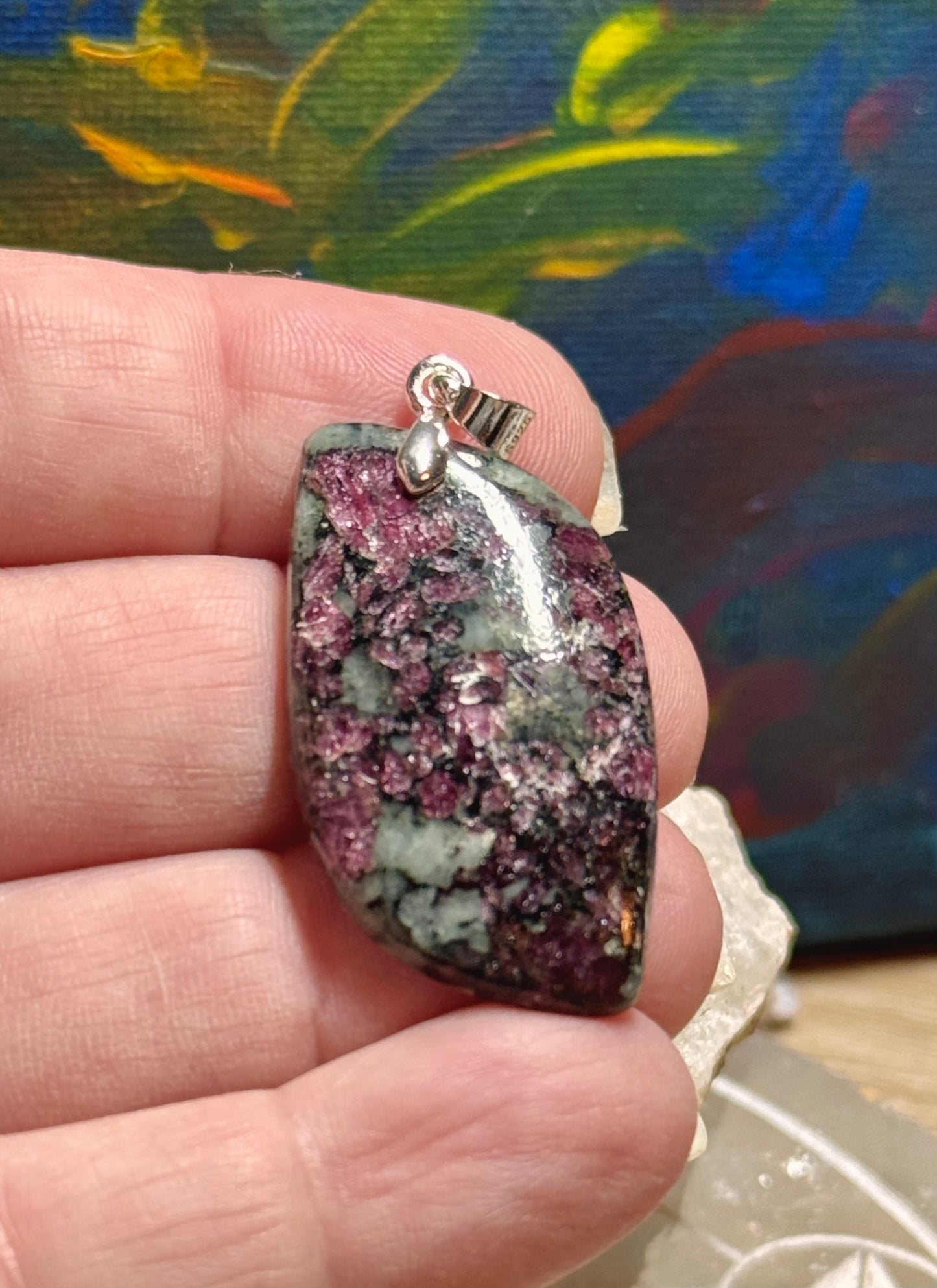 Pendentif d’eudialyte