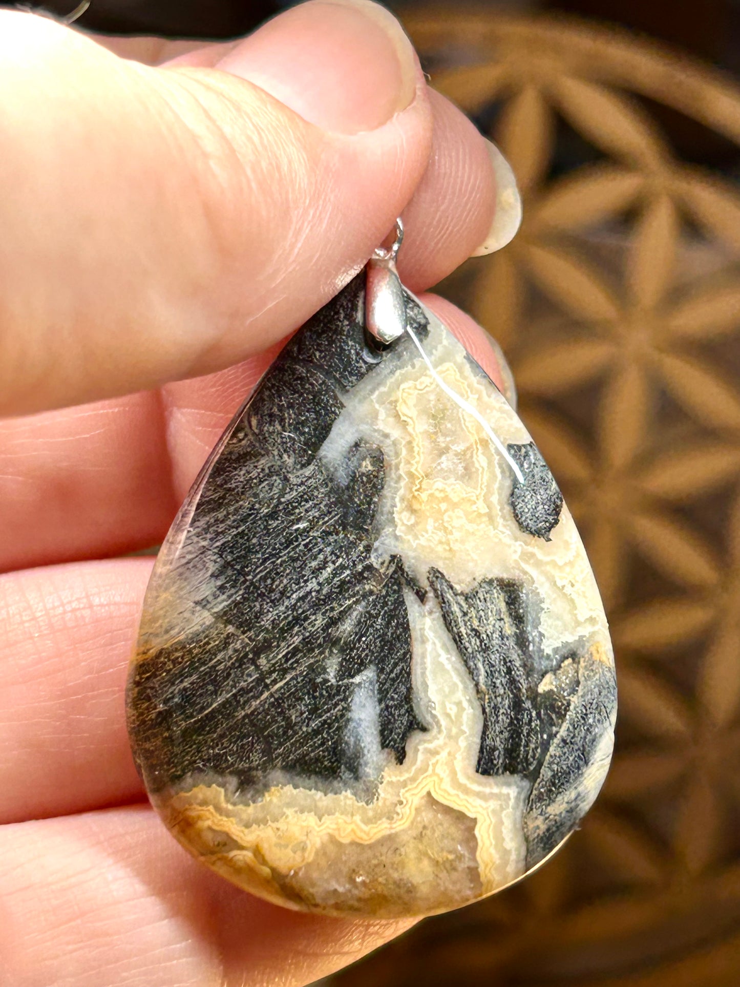 Pendentif d’agate dentelle noire