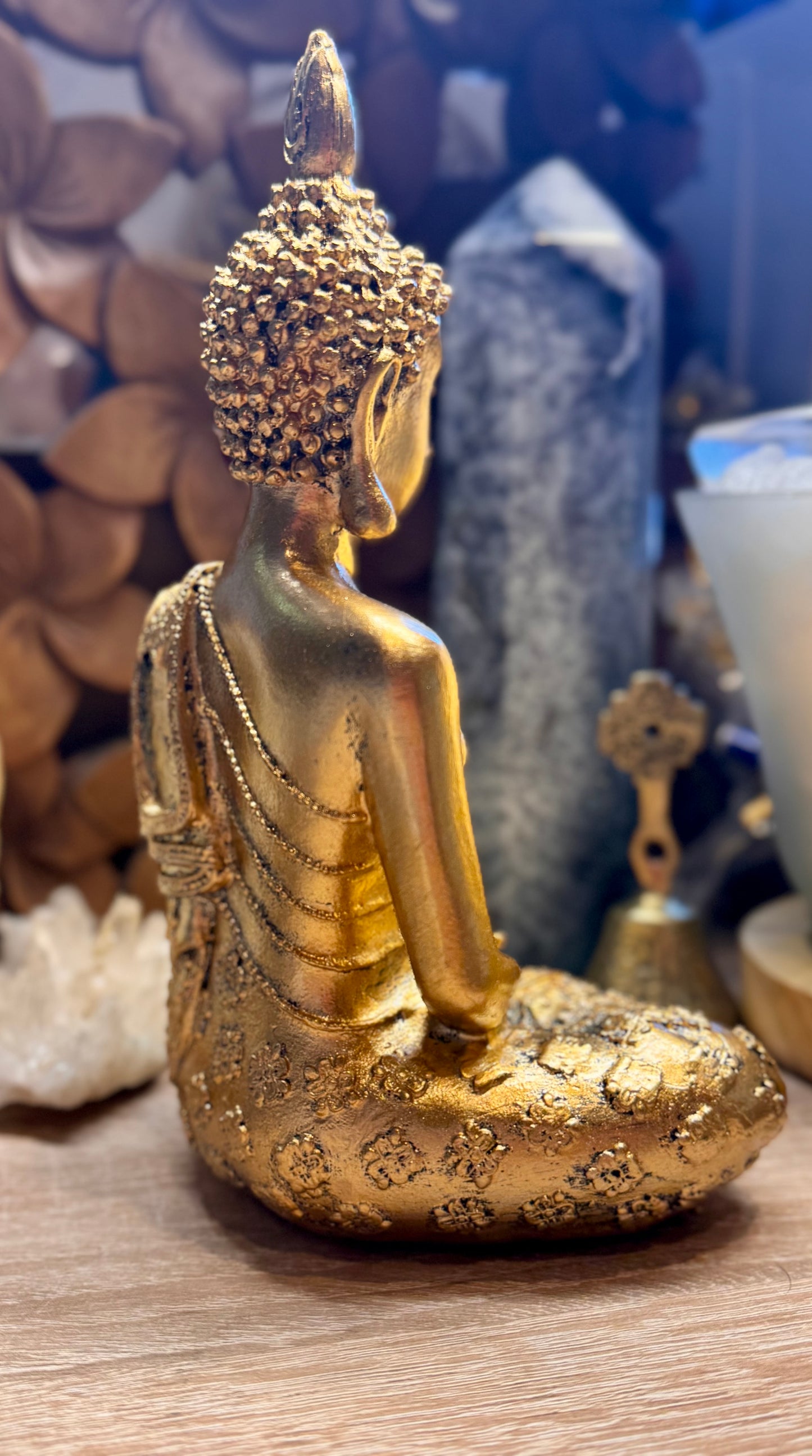 Bouddha doré en prière