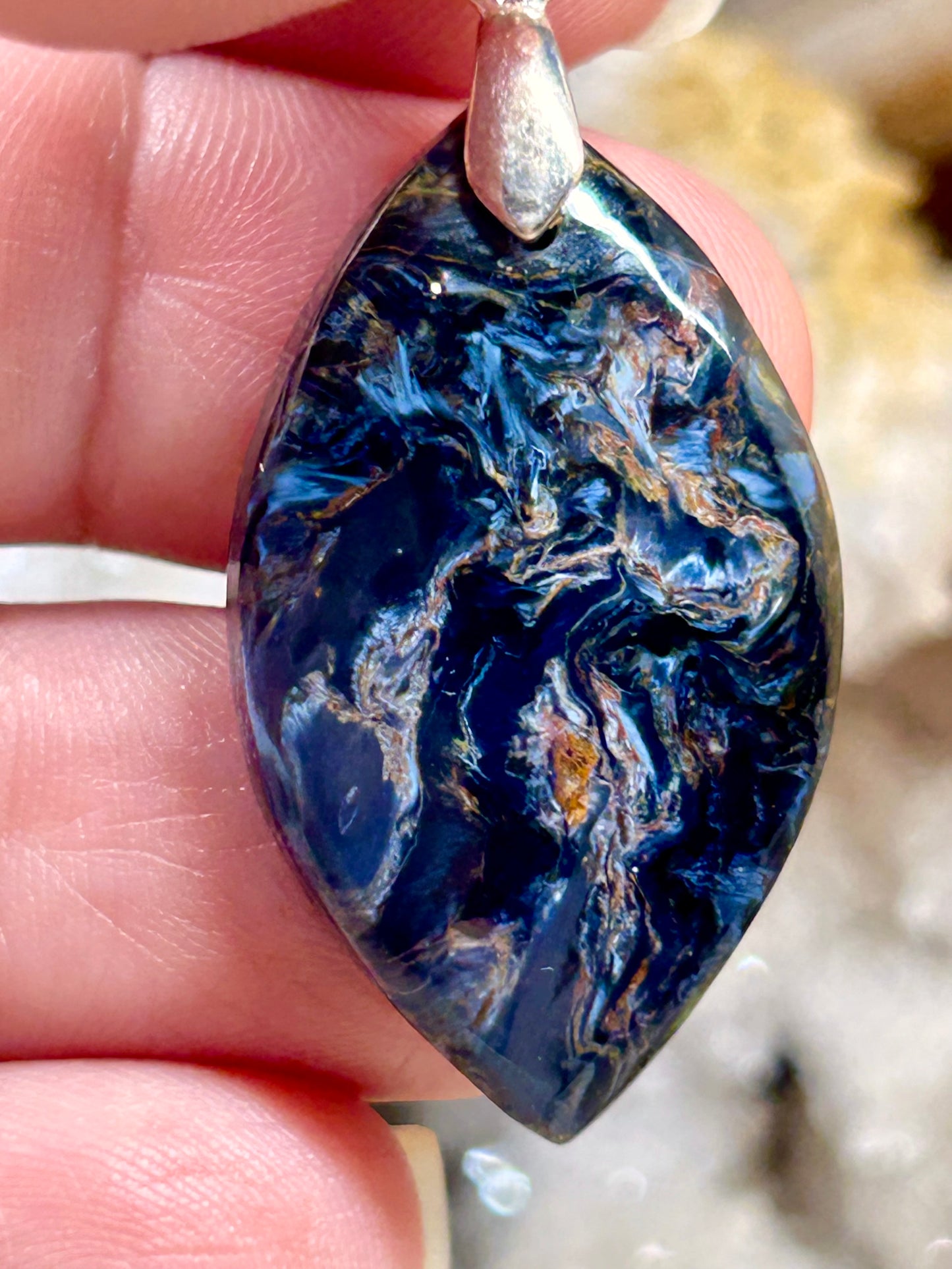 Pendentif de piétersite bleue
