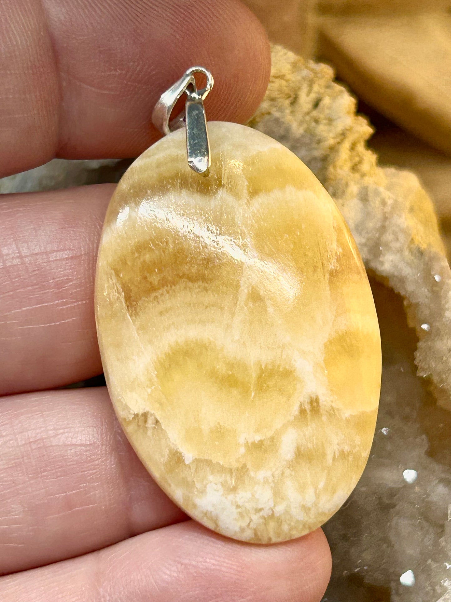 Pendentif d’aragonite jaune