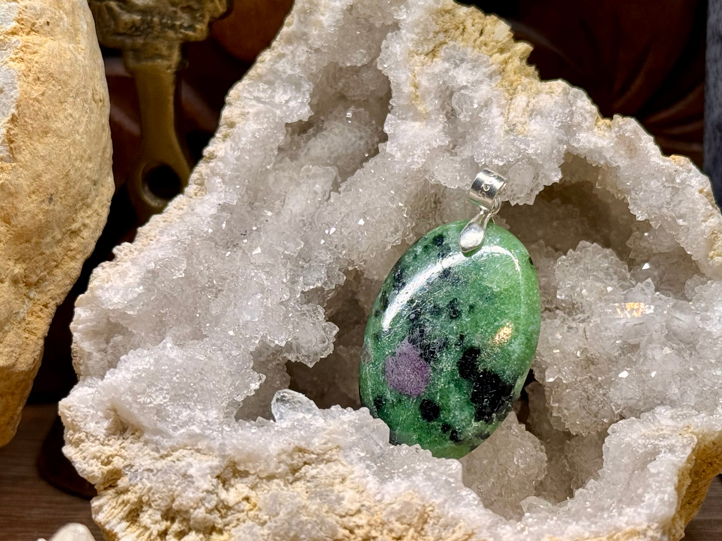Pendentif de rubis zoïsite