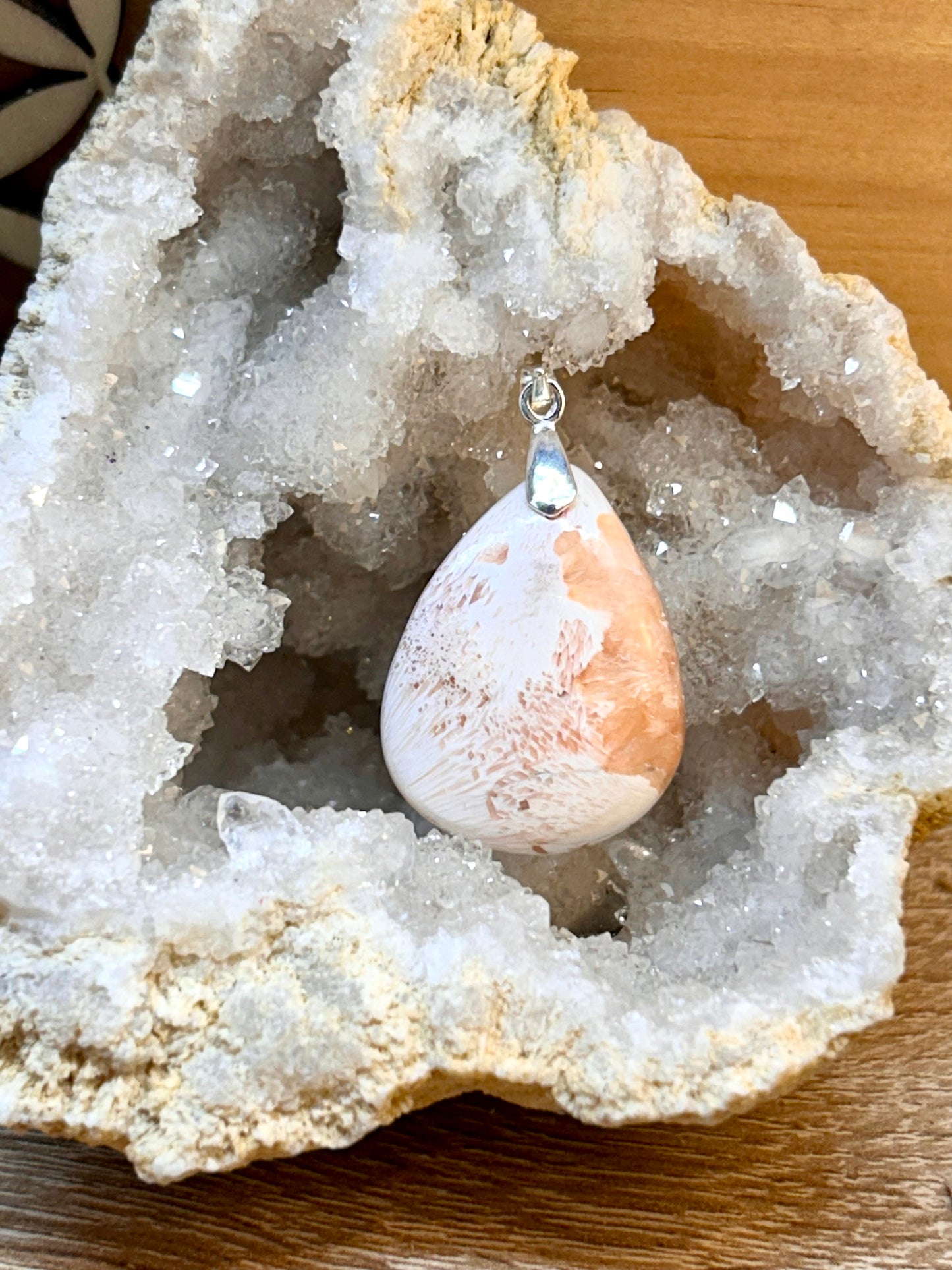 Pendentif de scolécite orangée