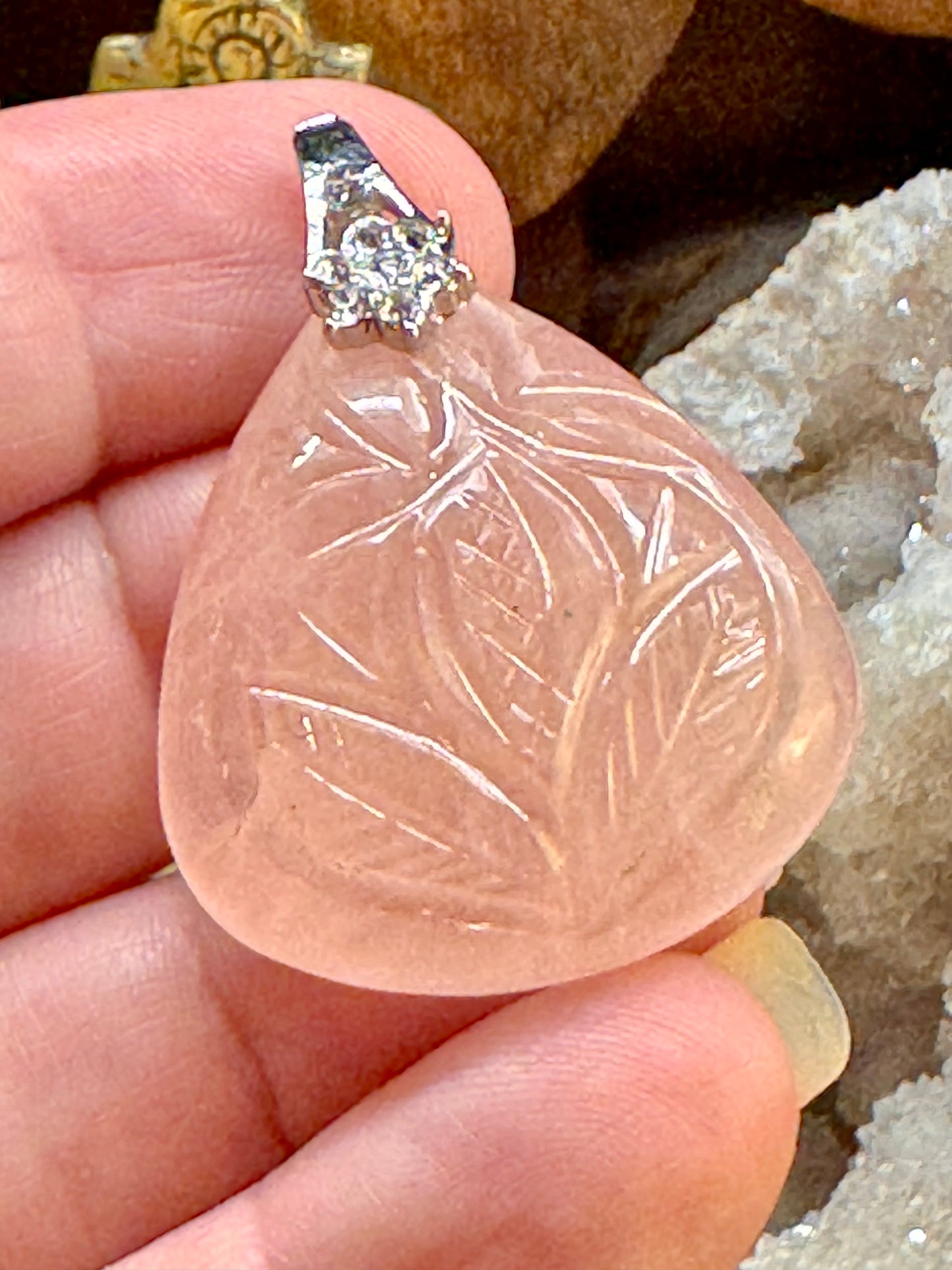 Pendentif de quartz rose gravé
