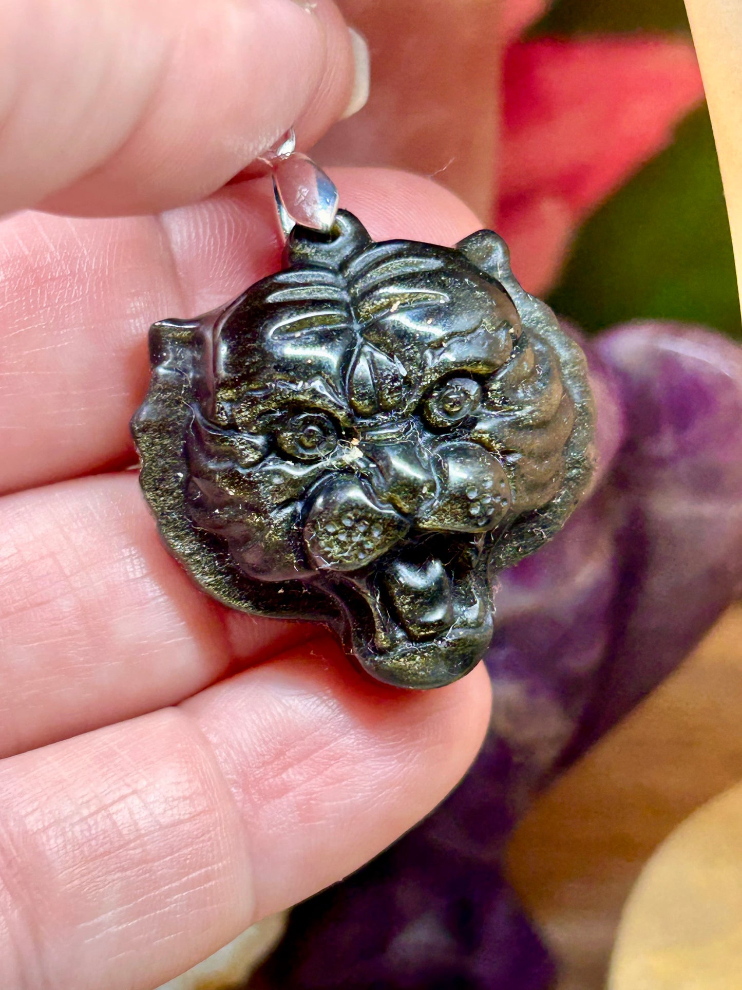Pendentif en tête de lion en obsidienne dorée