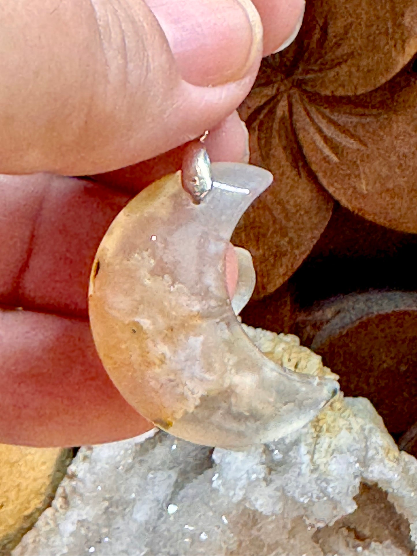 Pendentif croissant de lune en agate fleurs de cerisier