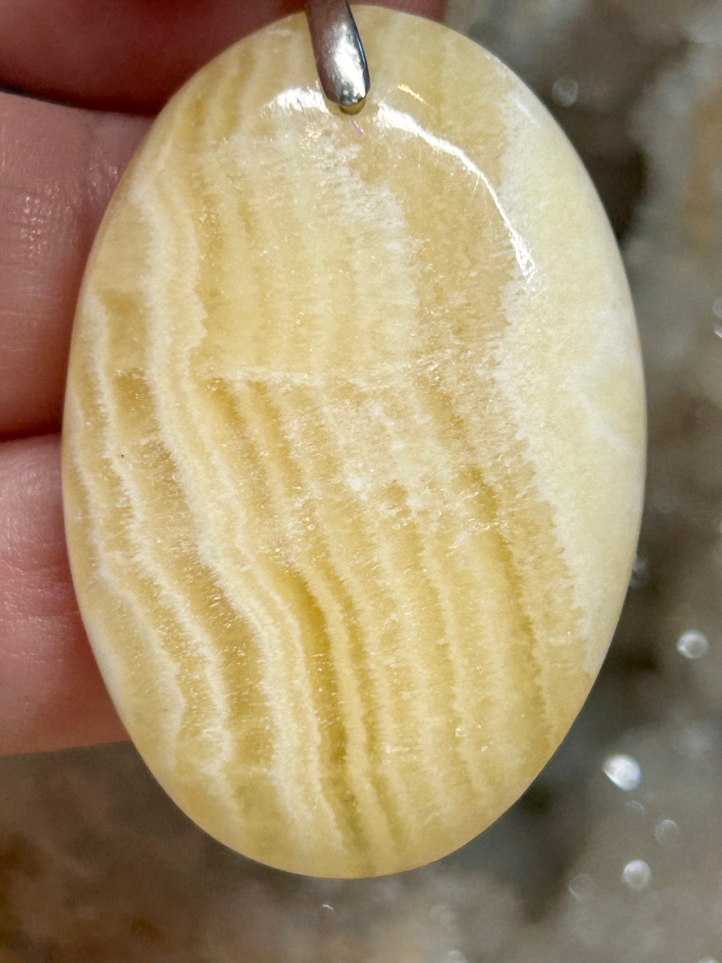 Pendentif d’aragonite jaune