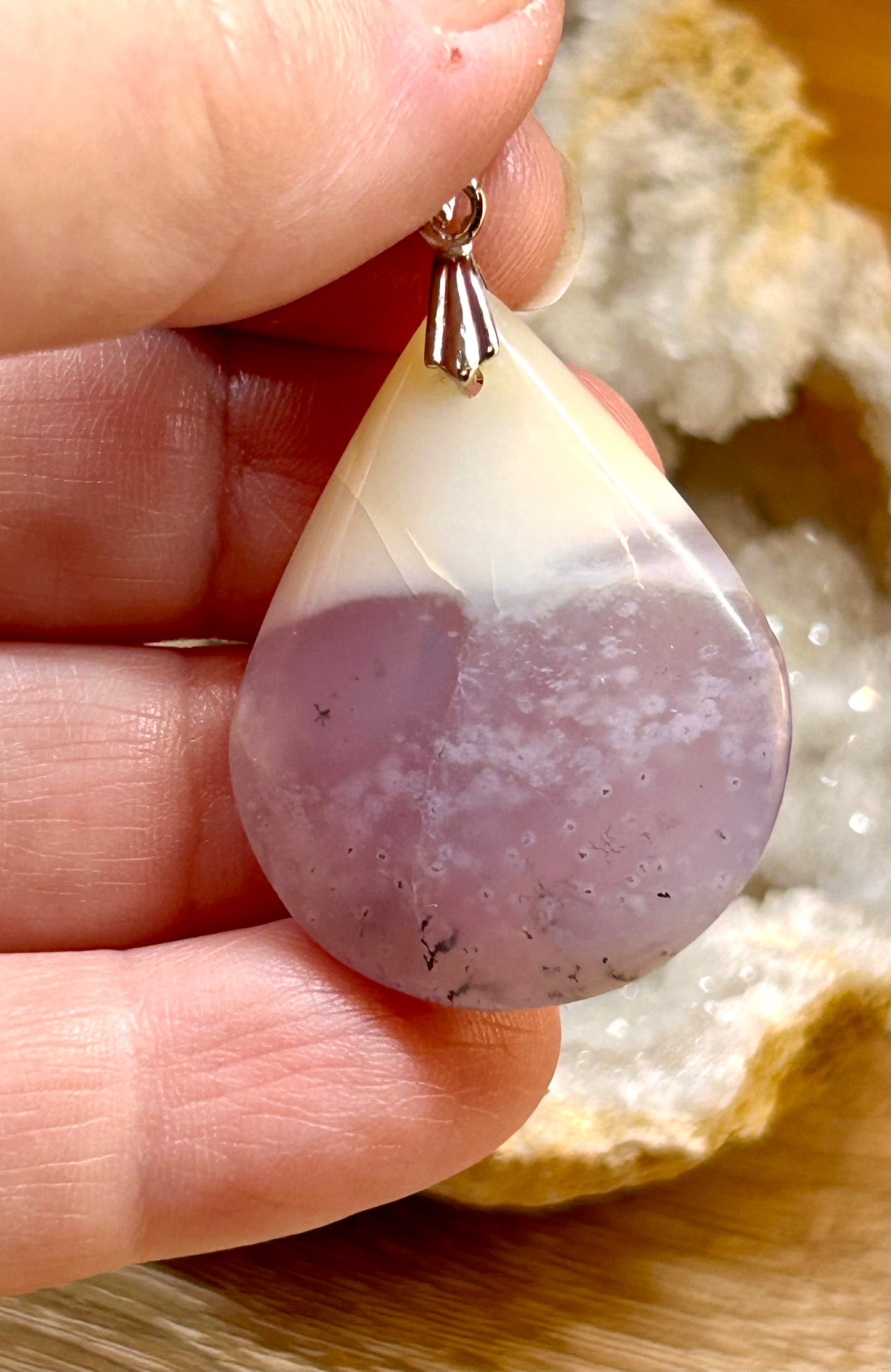Pendentif d’opale violette